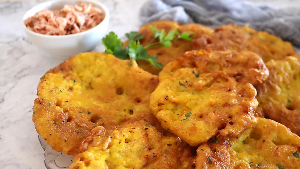 Que levante la mano quien haya disfrutado de las crujientes y ricas tortitas de camarones. Si todavía no las has probado, ¡esta es tu oportunidad! Un plato típico del sur de España que no deja indiferente a nadie. Con la